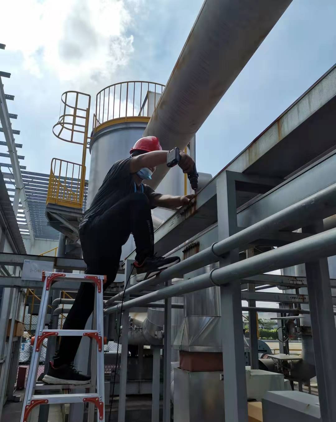 项目现场：技术人员将采样管路接入废气排放管道
