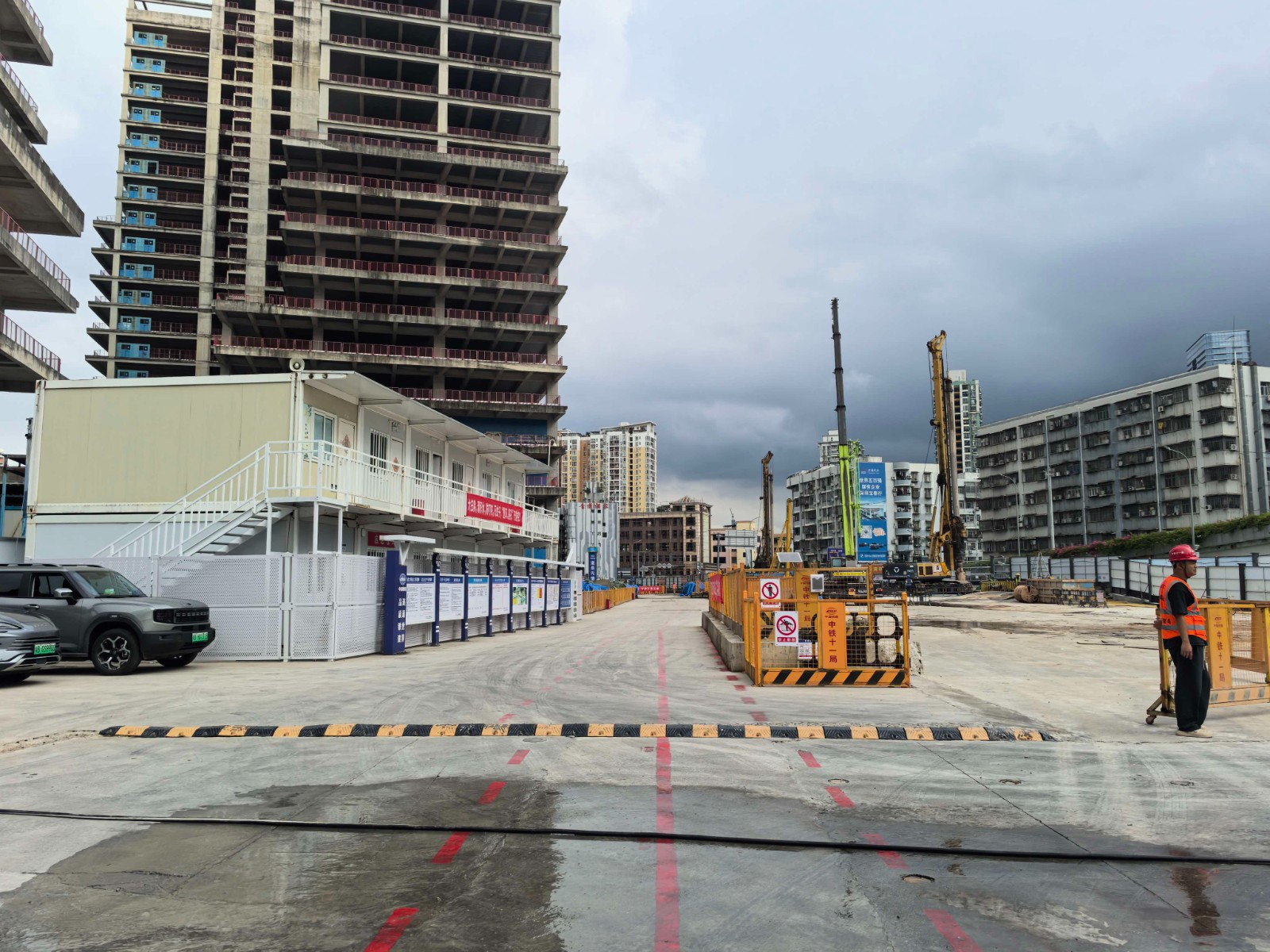 项目位于深圳城市核心区，周边高层住宅与办公楼密集，属噪声敏感施工区域