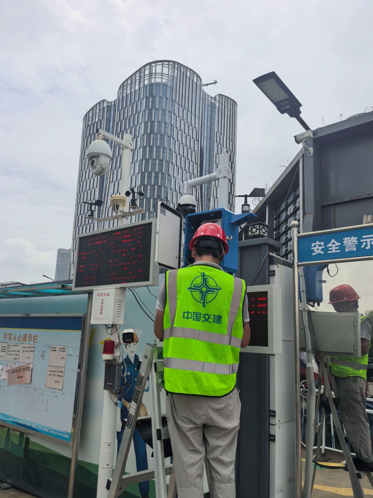 现场立杆式安装，集成 LED 屏、球机摄像头与声光报警